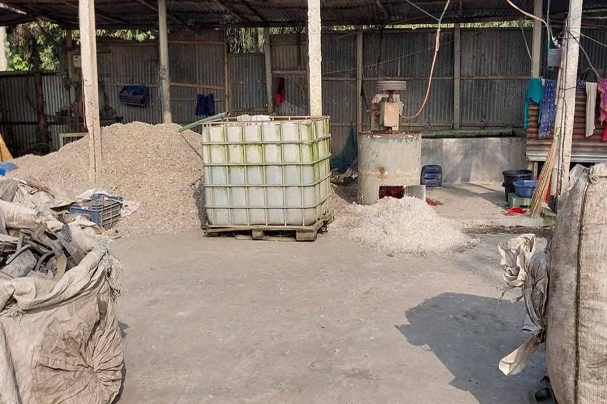 প্লাস্টিক কারখানার মেশিনে চুল আটকে নারী শ্রমিকের মৃত্যু প্লাস্টিক কারখানার মেশিনে চুল আটকে নারী শ্রমিকের মৃত্যু