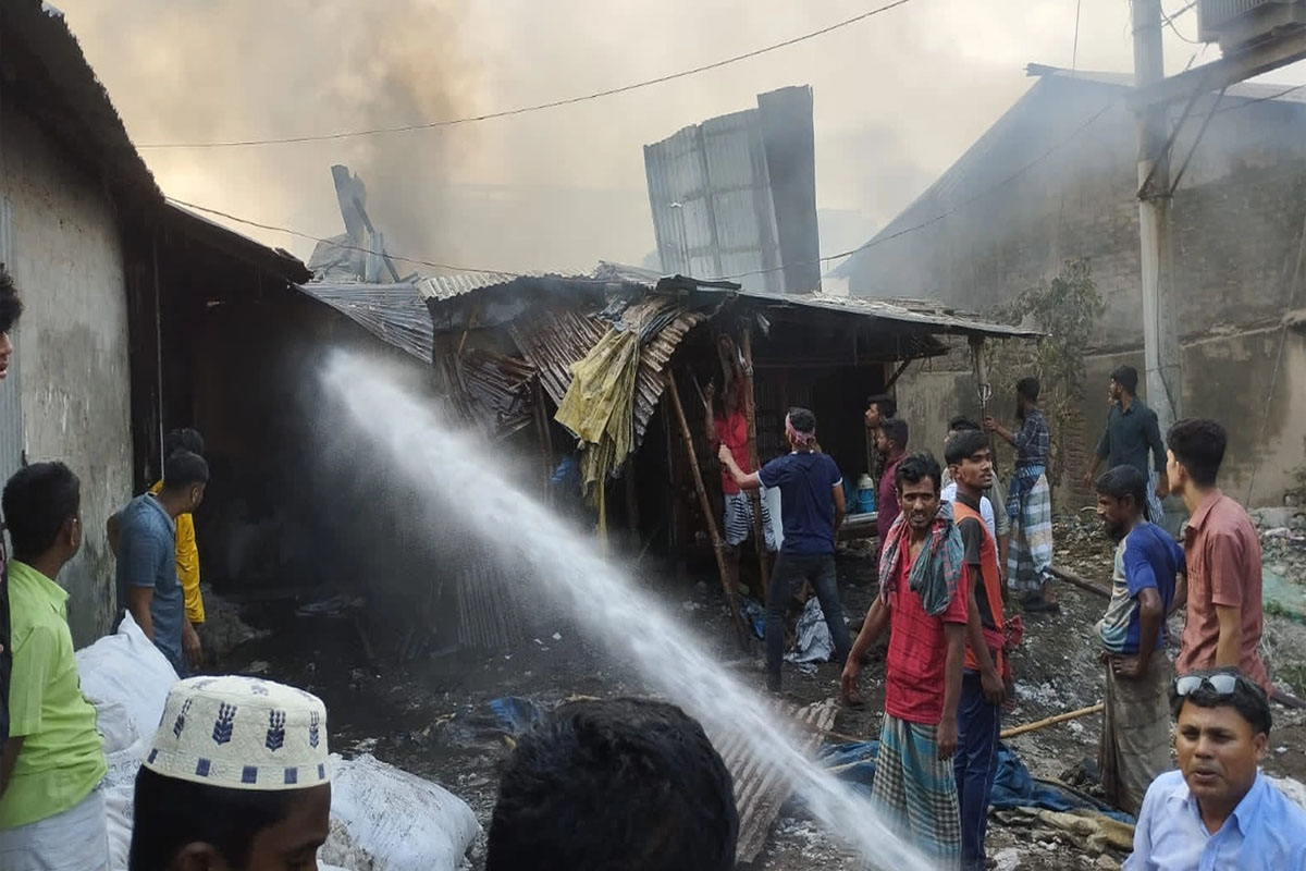 গাজীপুরে তুলার গুদামে আগুন