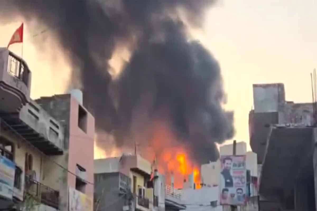 দিল্লিতে রঙের কারখানায় বিস্ফোরণের পর আগুন, নিহত ১১