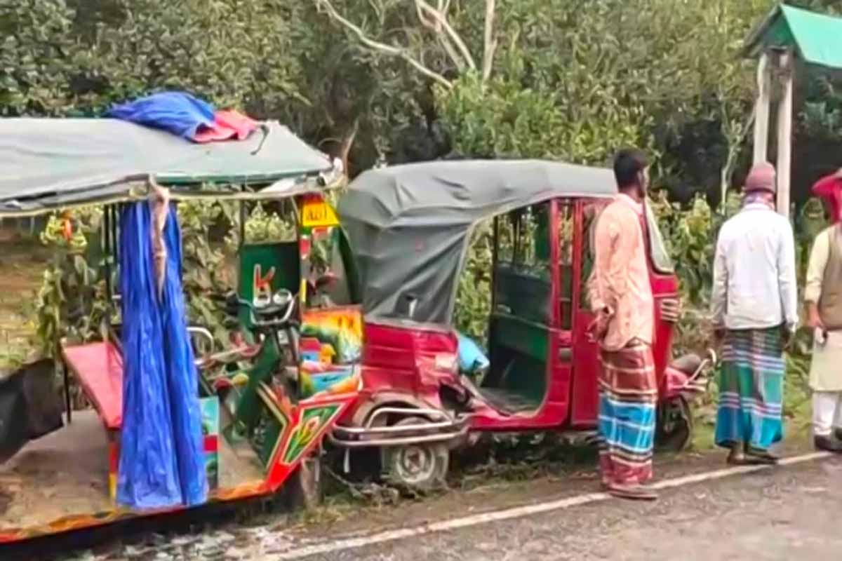 গাজীপুরে বাসের সঙ্গে দুই অটোরিকশার সংঘর্ষ, এসএসসি পরীক্ষার্থীসহ আহত ১০