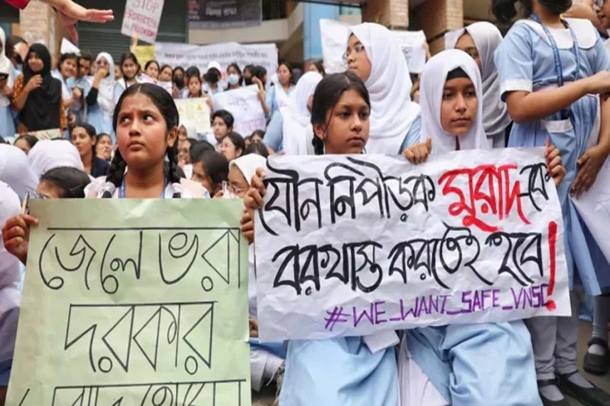 শিক্ষক মুরাদের শাস্তি দাবিতে ভিকারুননিসায় শিক্ষার্থীদের বিক্ষোভ