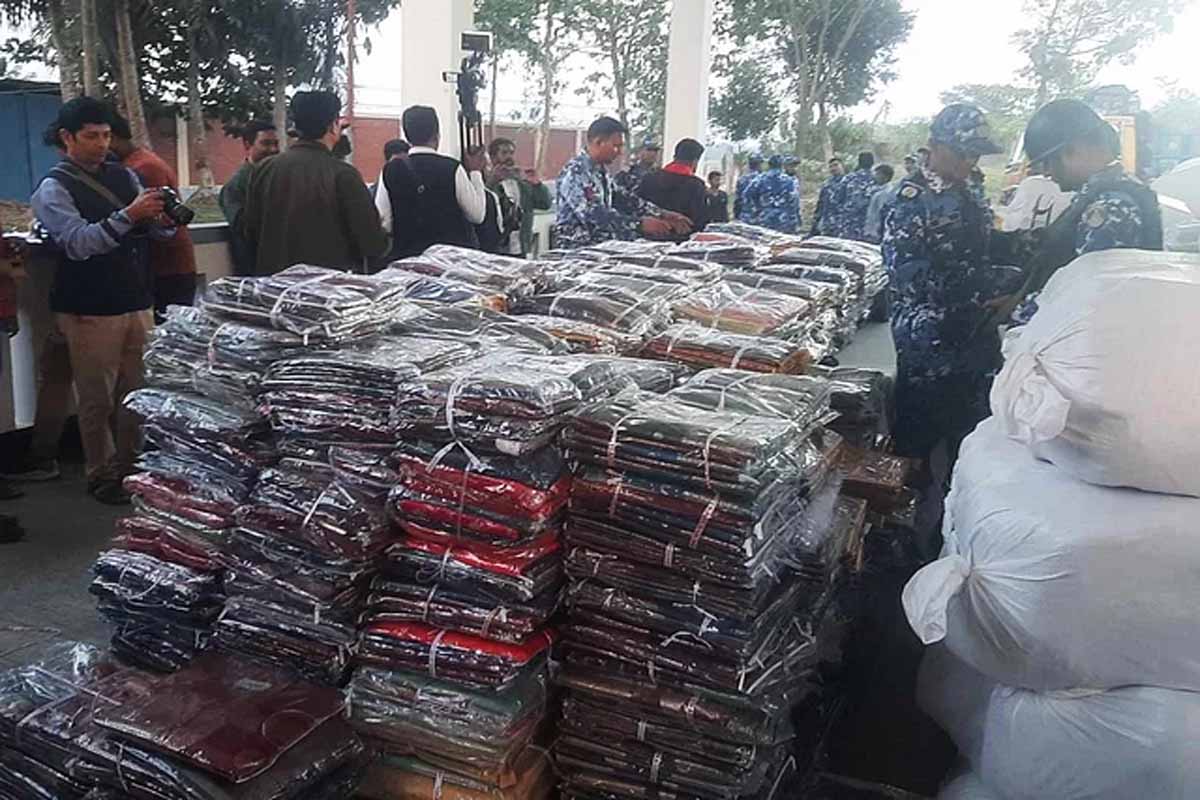 বরিশালে দুটি ট্রাকে ১০ কোটি টাকার ভারতীয় শাড়ি-কাপড় জব্দ