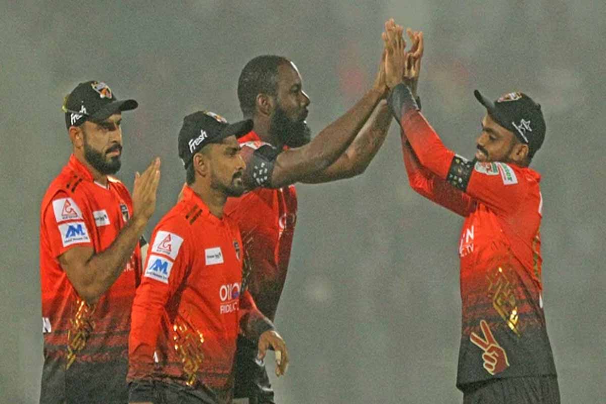 ৭২ রানে অলআউট হওয়ার পর চট্টগ্রামের বোলারদের ১৪ ওয়াইড