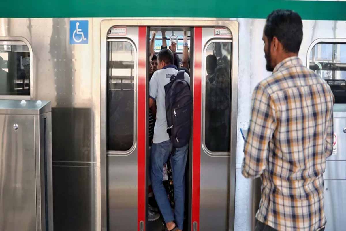 ‘যান্ত্রিক জটিলতায়’ ভরসার মেট্রোরেল আস্থার সংকটে