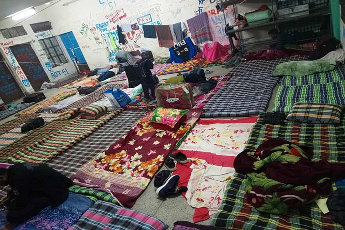সশরীর ক্লাস শুরুর পর প্রথম বর্ষের শিক্ষার্থীদের ঠাঁই হলো গণরুমে