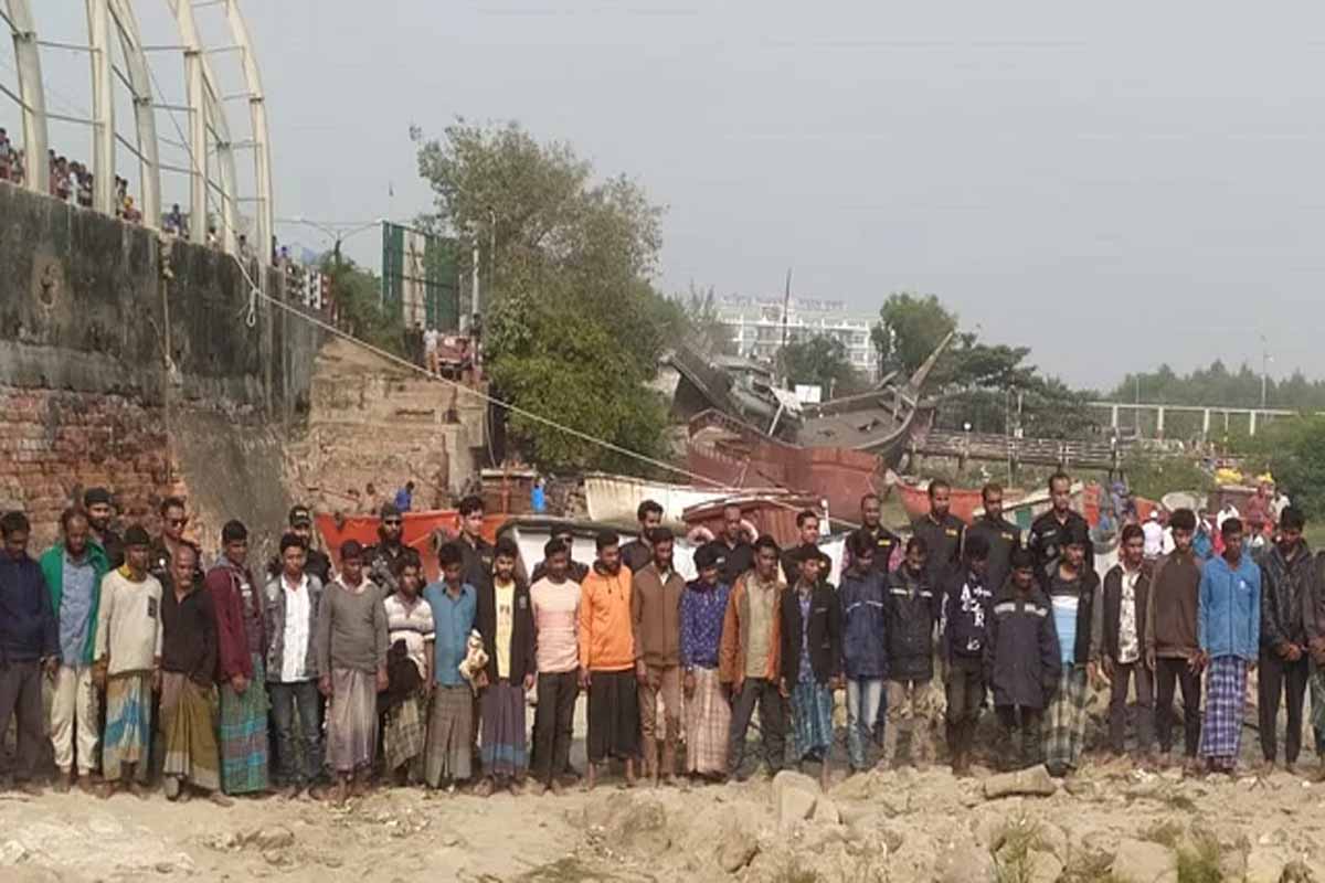 বঙ্গোপসাগরে অস্ত্রসহ ৩০ জলদস্যু গ্রেপ্তার