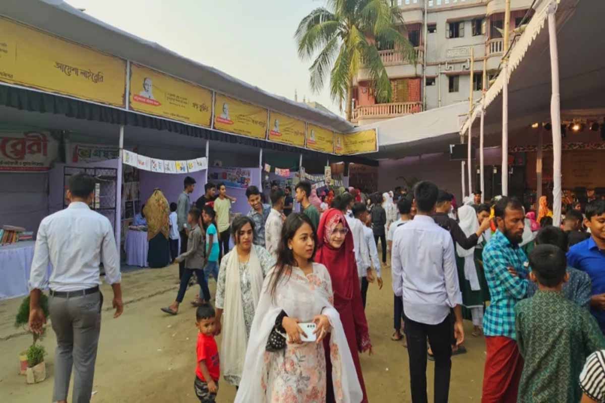 সাভারে উৎসবের আনন্দ এনে দিয়েছে বইমেলা