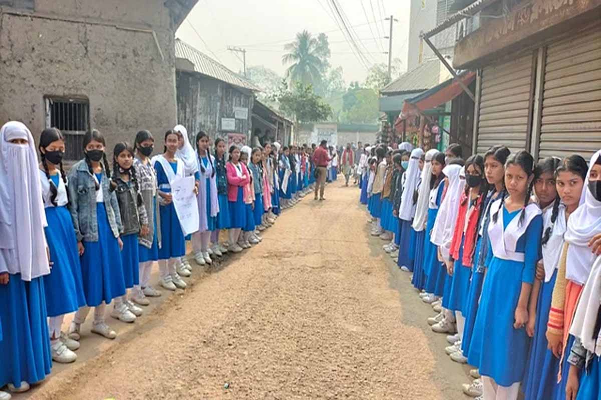 সিরাজগঞ্জে একই পরিবারের তিনজন হত্যাকাণ্ডে জড়িত ব্যক্তির শাস্তির দাবিতে মানববন্ধন
