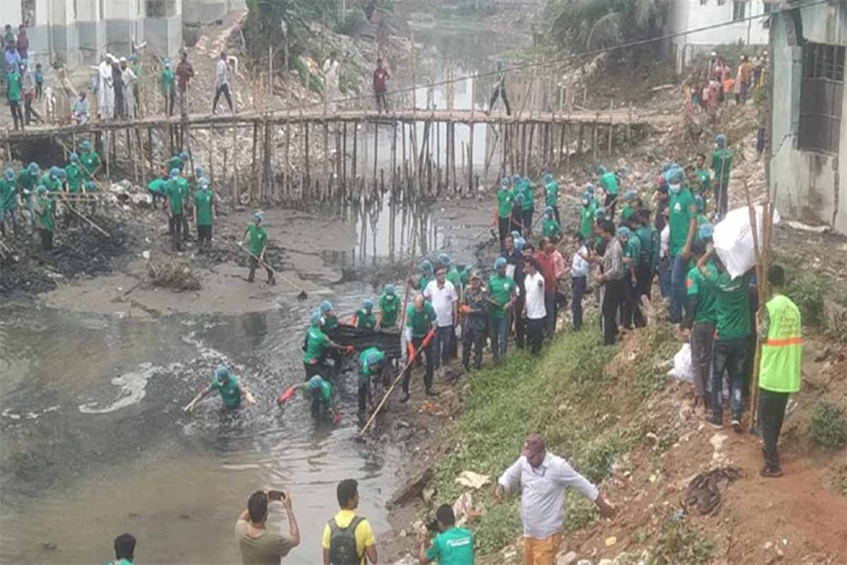 দেড় হাজার স্বেচ্ছাসেবীকে নিয়ে খাল পরিষ্কারে নামলেন ডিএনসিসি মেয়র