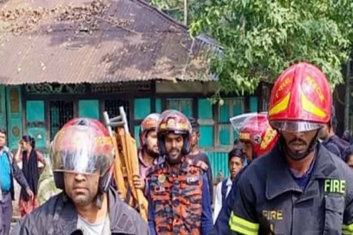 বাথরুমে বোমা বিস্ফোরণ, বরিশালে দুই পুলিশ সদস্য আহত