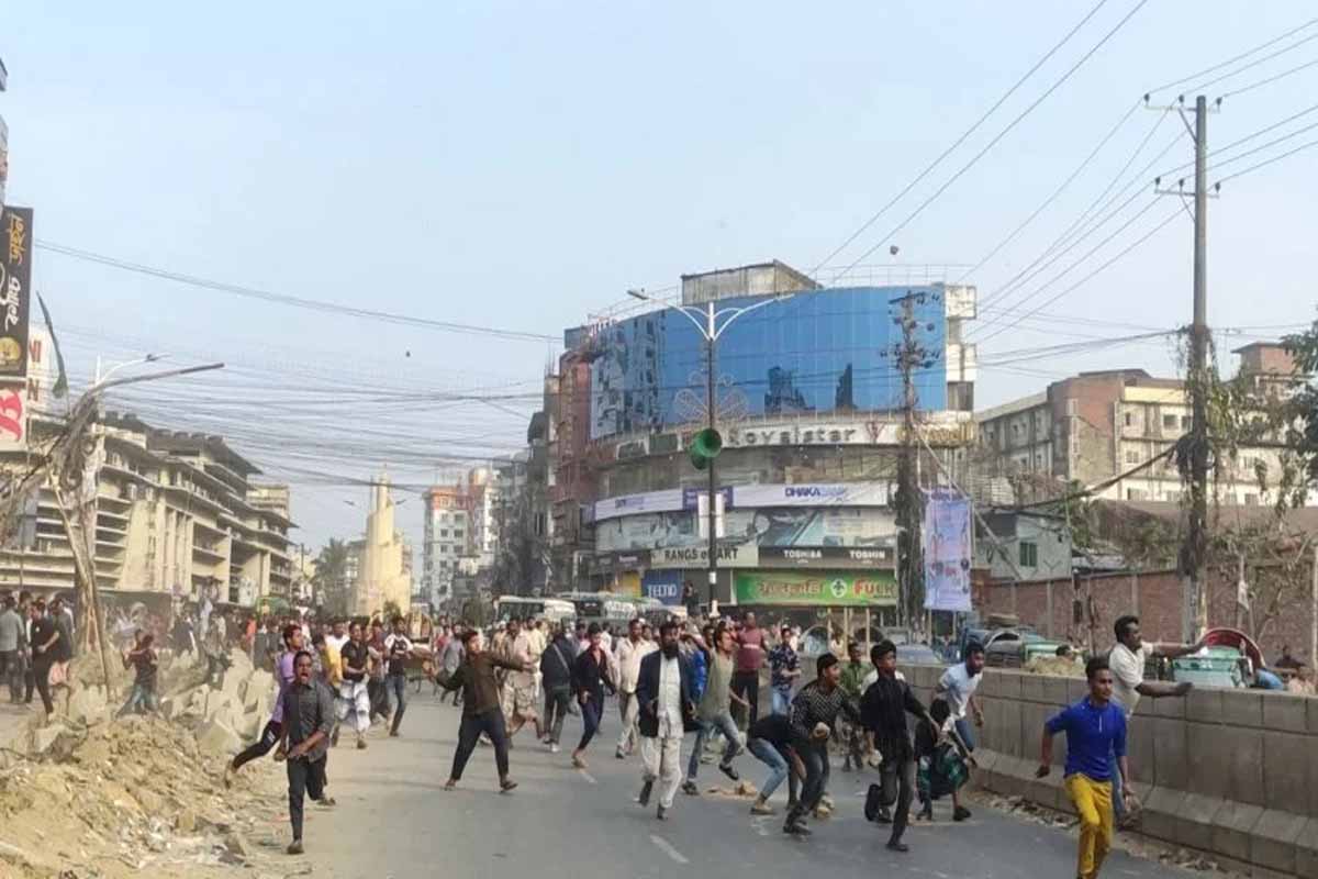 চট্টগ্রামে হকার-পুলিশ সংঘর্ষ, ১২০০ জনের বিরুদ্ধে মামলা