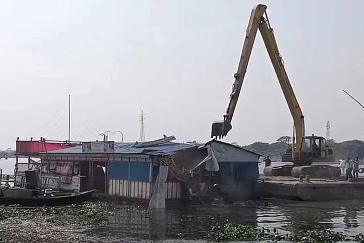 মুন্সিগঞ্জের গজারিয়ায় ফুলদী নদীর তীর থেকে ৬১টি স্থাপনা উচ্ছেদ