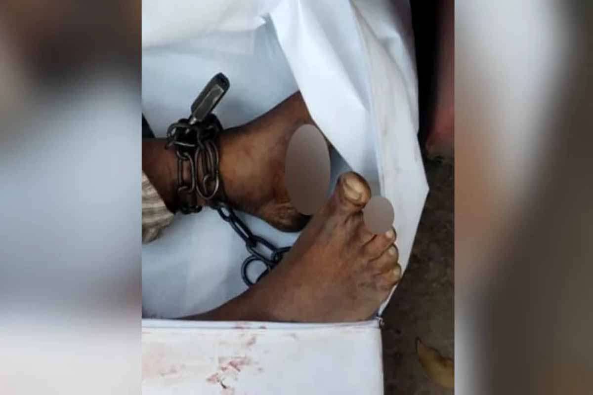 কুড়িগ্রাম এক্সপ্রেসের ছাদে শিকল পরানো মরদেহ