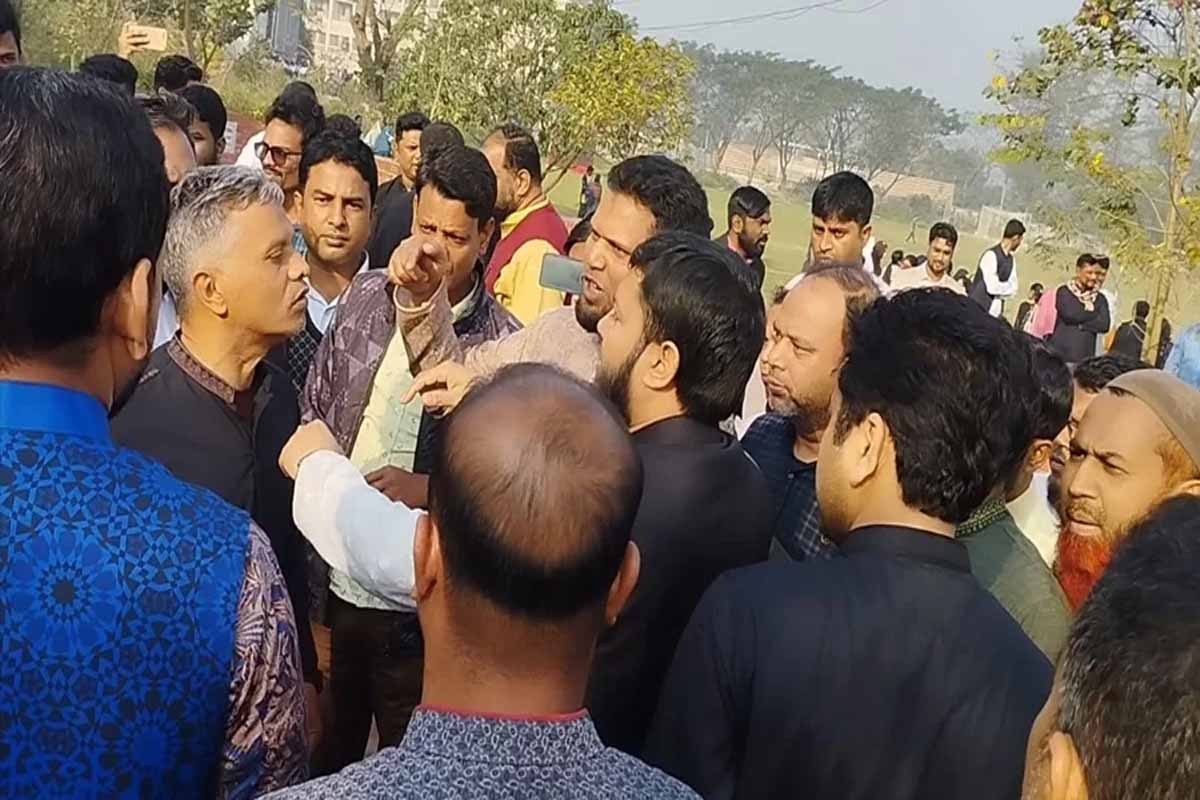 শহিদ মিনারে ফুল দেওয়া নিয়ে পাবনা বিশ্ববিদ্যালয়ে কর্মকর্তাদের হাতাহাতি