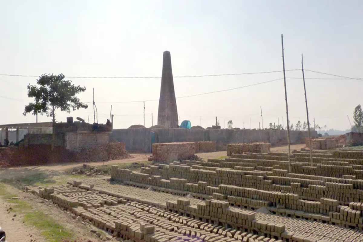 দিনাজপুরে কৃষি জমির উর্বর মাটি পুড়ছে ইটভাটায়