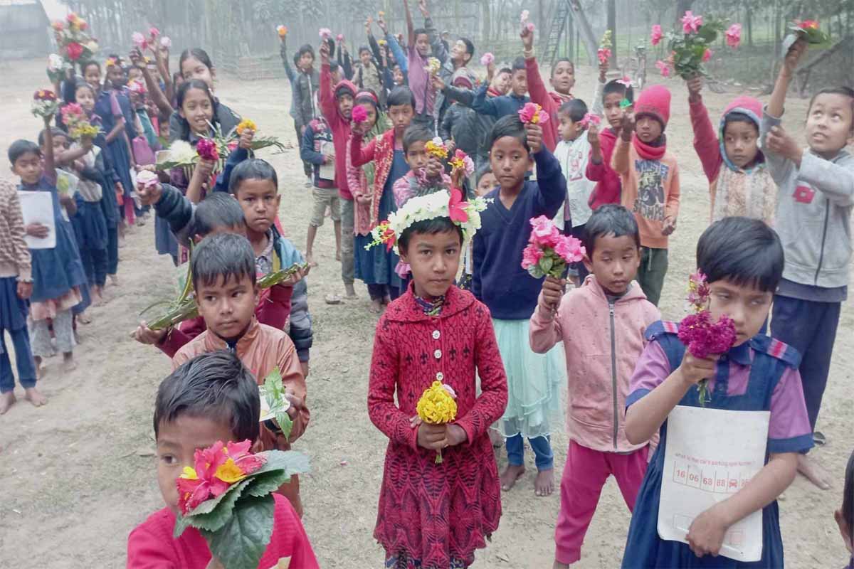 শহীদ মিনারে নেই পতাকা, স্টেন্ডারে মিনার তৈরি করে শহীদদের প্রতি শ্রদ্ধা