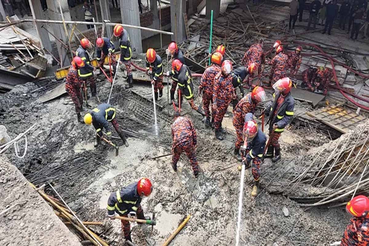ধসে পড়া ভবনে ‘ঝুঁকি’ নিয়ে কাজ চলছে, উপাচার্য বলছেন ভুল–বোঝাবুঝি
