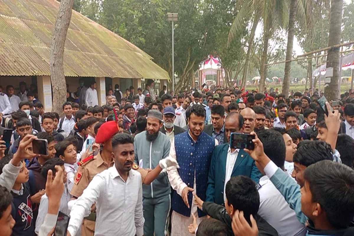 শৈশবের বিদ্যালয়ে উপস্থিত হয়ে সাকিব শিক্ষার্থীদের ভালো স্বপ্ন দেখতে বললেন