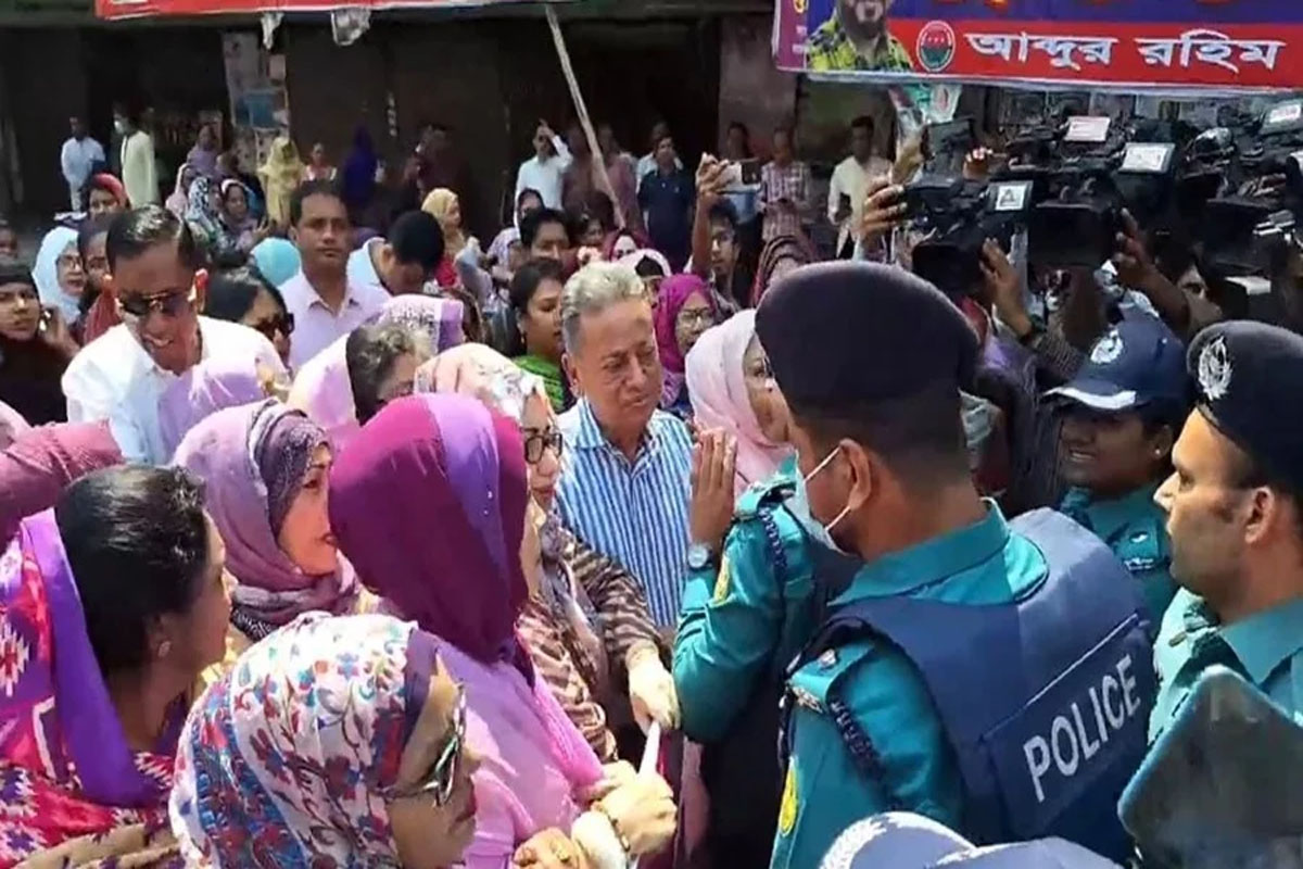 মহিলা দলের র‌্যালিতে পুলিশের বাধা