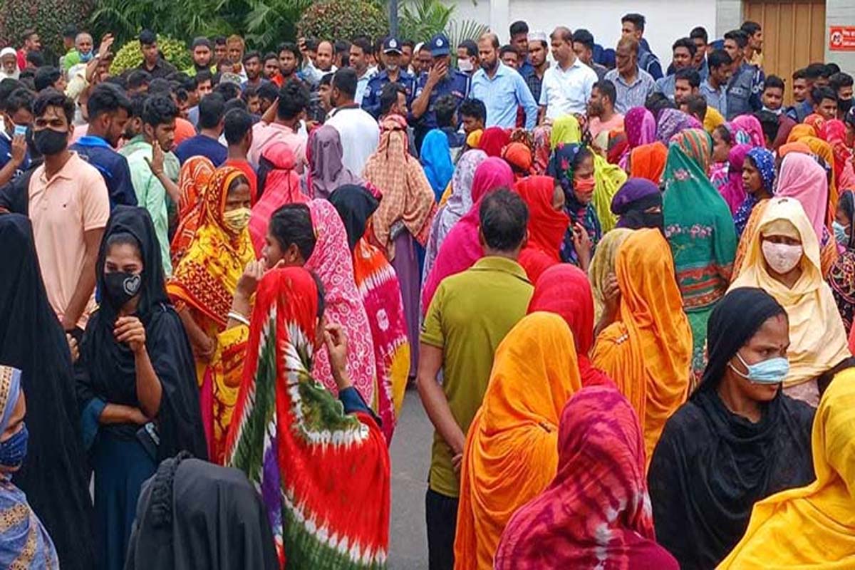 বেতন না দিয়ে ছাঁটাই, সিদ্ধিরগঞ্জে শ্রমিকদের সড়ক অবরোধ