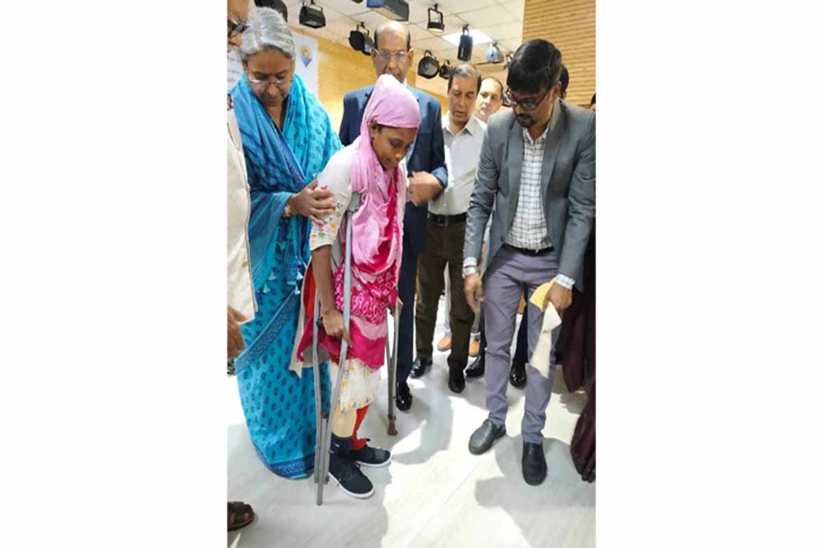 পত্রিকায় প্রতিবেদন দেখে প্রতিবন্ধীর পাশে সমাজকল্যাণমন্ত্রী