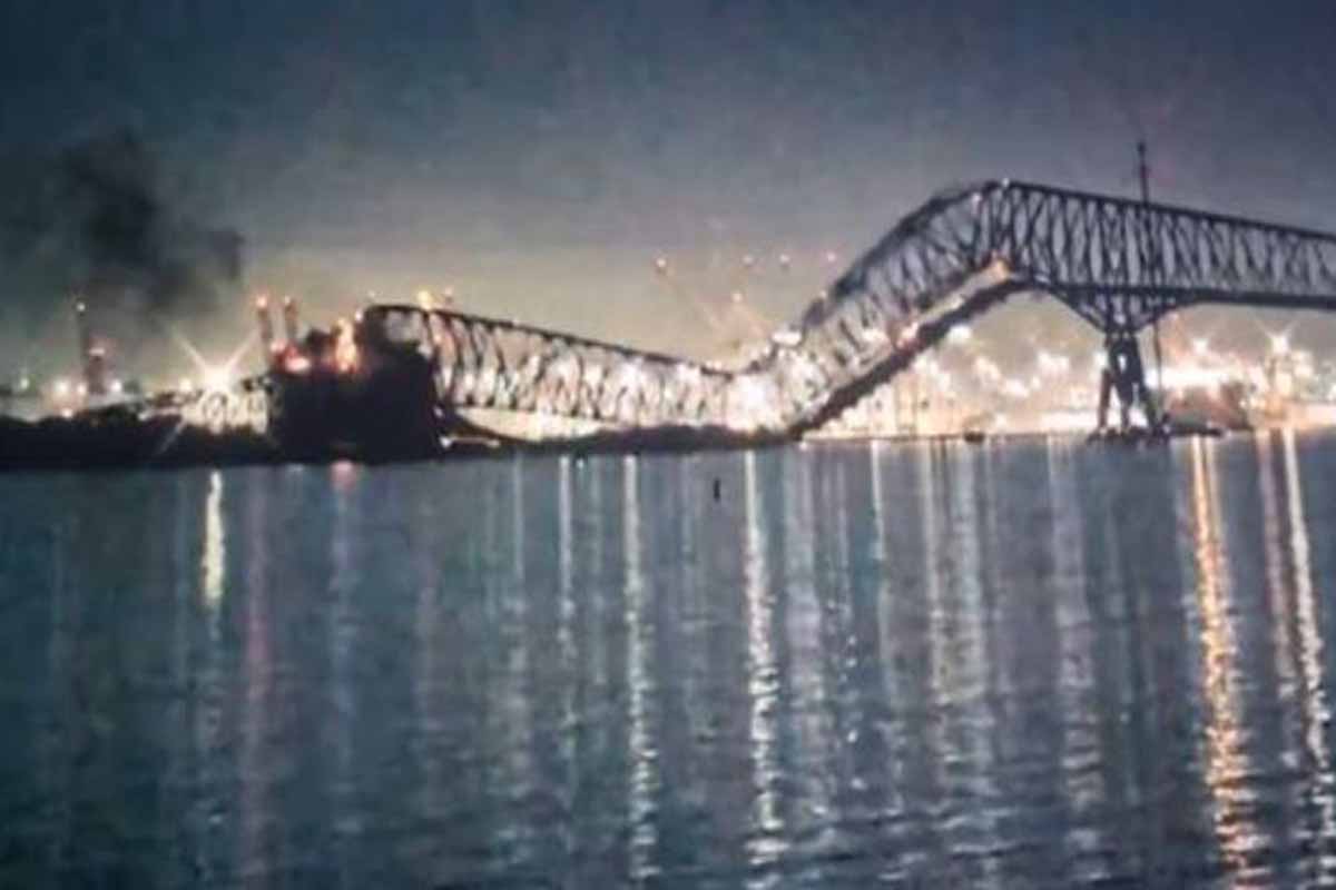 জাহাজের ধাক্কায় সেতু ভেঙে নদীতে