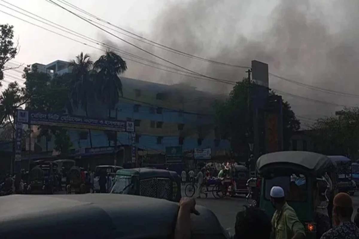 চট্টগ্রামে জুতার কারখানায় আগুন