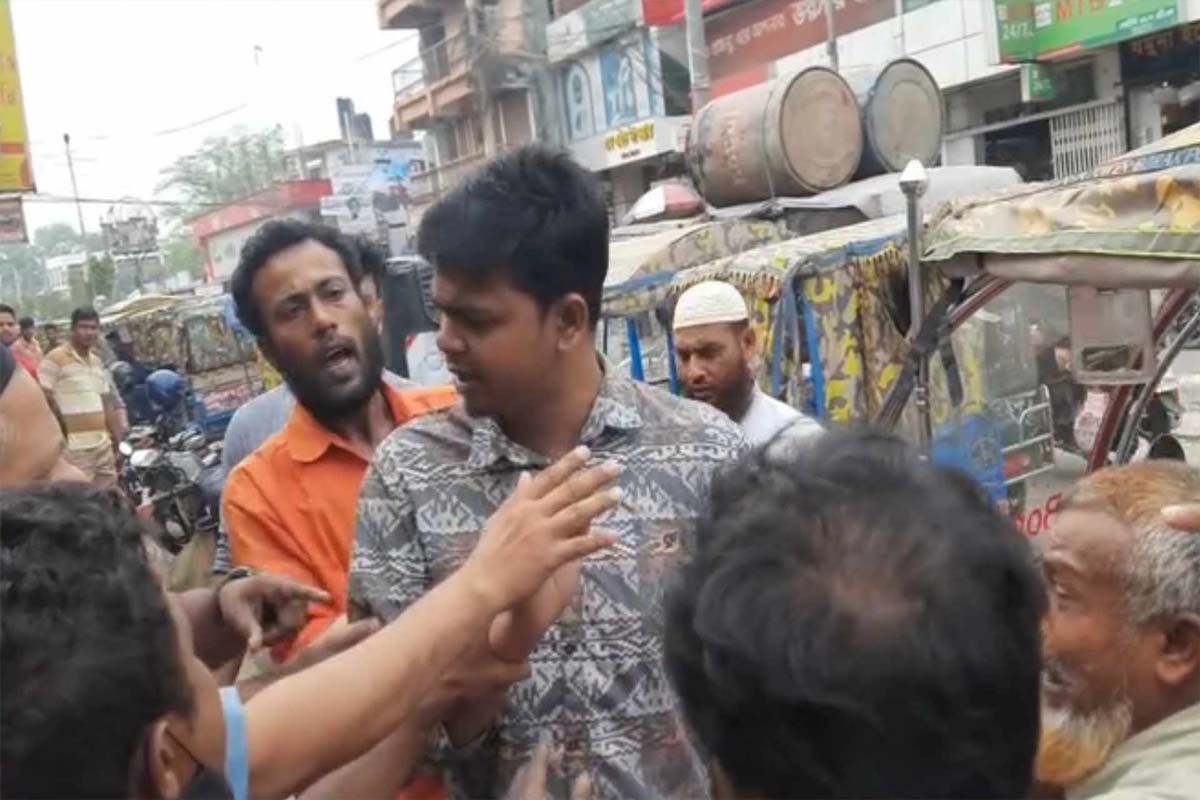 ভাড়া চাওয়াকে কেন্দ্র করে বৃদ্ধ রিকশাচালককে চড়-থাপ্পর