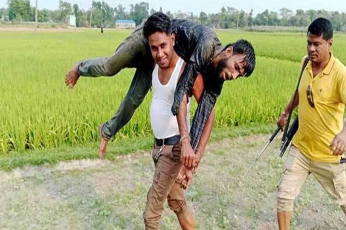 ডাকাত ধরে কাঁধে করে নিয়ে এলেন এএসআই