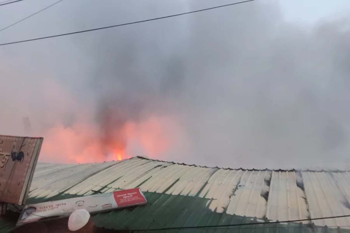 নারায়ণগঞ্জের গাউছিয়া মার্কেটে আগুন, দুই ঘণ্টা পর নিয়ন্ত্রণে