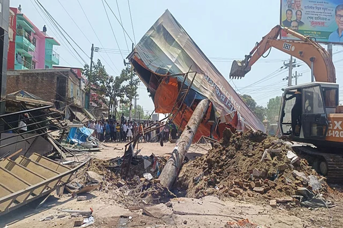 চট্টগ্রামের কেরানীহাটে মহাসড়কের ওপর থাকা দুই শতাধিক অবৈধ স্থাপনা উচ্ছেদ