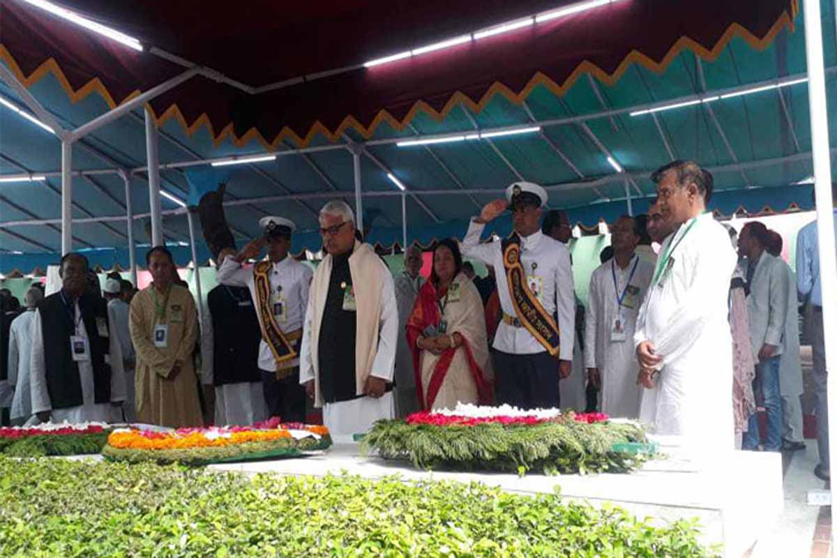 বঙ্গবন্ধুর সমাধিতে ডেপুটি স্পিকারের শ্রদ্ধা