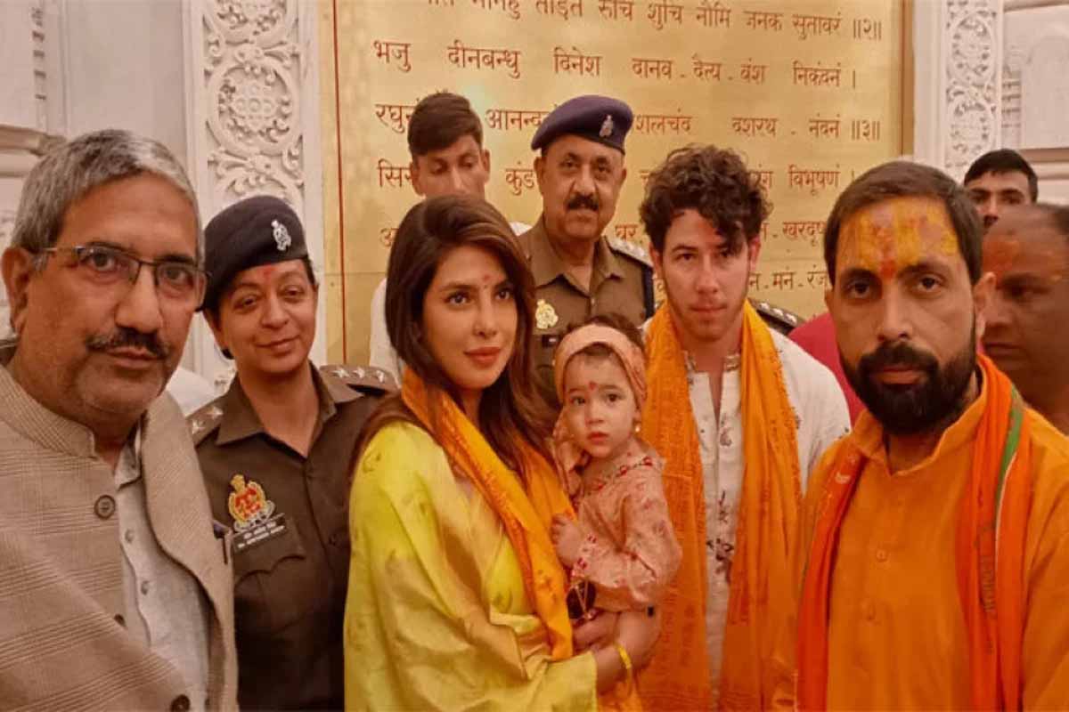 মেয়ে ও স্বামীকে নিয়ে রামমন্দিরে প্রিয়াঙ্কা