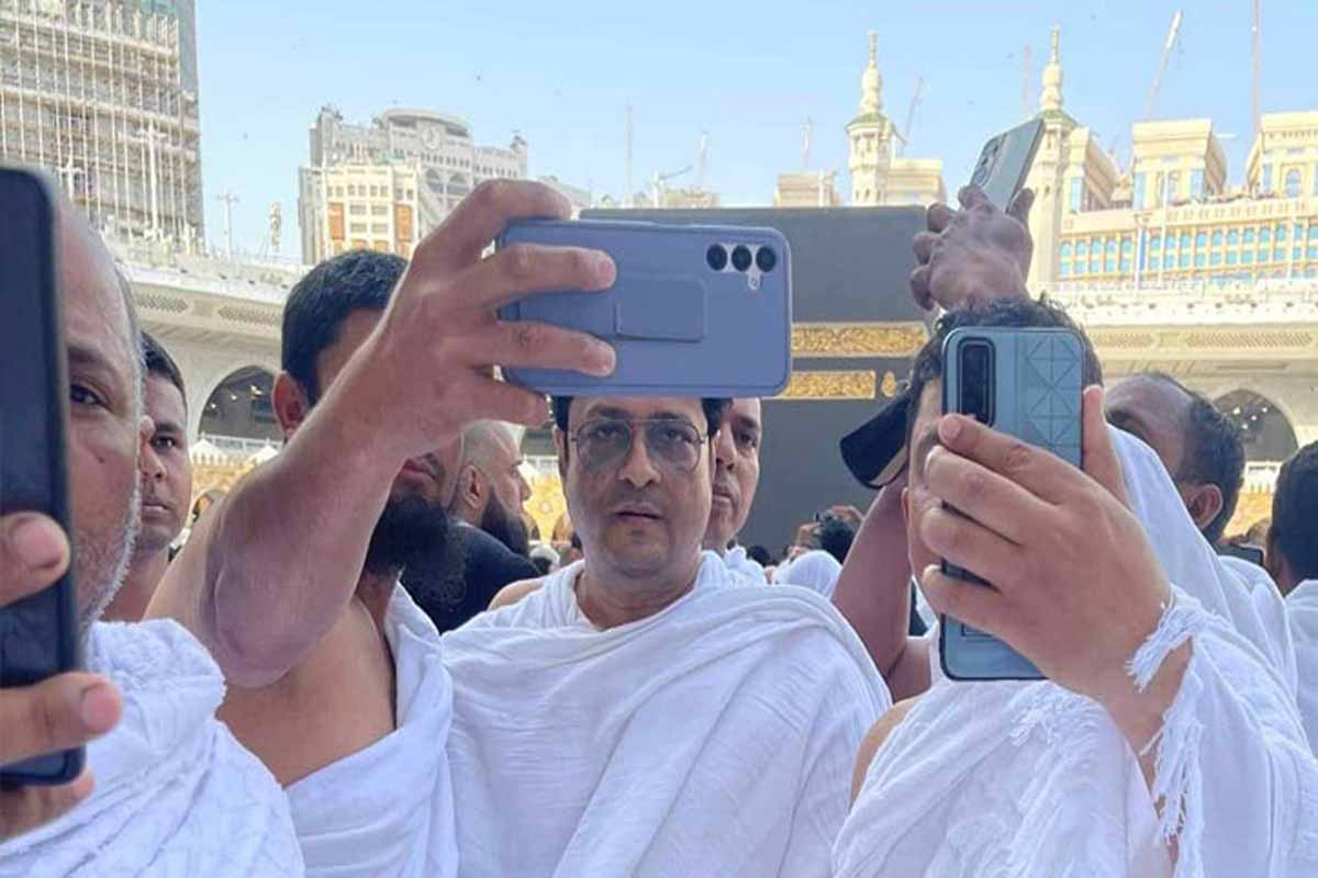 মক্কায় ফেরদৌসকে ঘিরে সেলফি তোলার হিড়িক