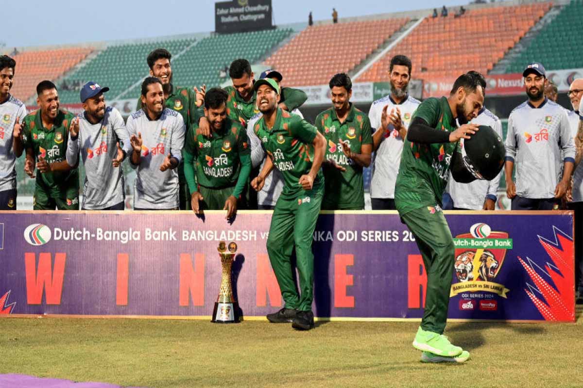 সিরিজ জয়ের পর মুশফিকদের হেলমেট উদযাপন