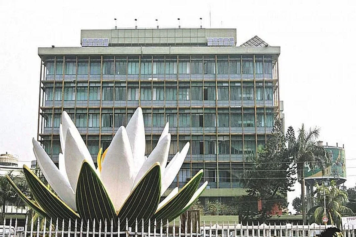 স্বেচ্ছায় না হলে চাপ দিয়ে ব্যাংক একীভূত করা হবে, জানিয়েছে বাংলাদেশ ব্যাংক