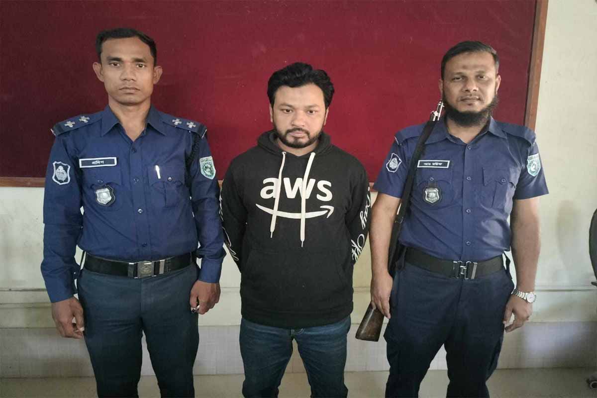 ঠাকুরগাঁওয়ে স্বাস্থ্য সহকারী পরীক্ষায় ডিভাইসসহ পরীক্ষার্থী আটক