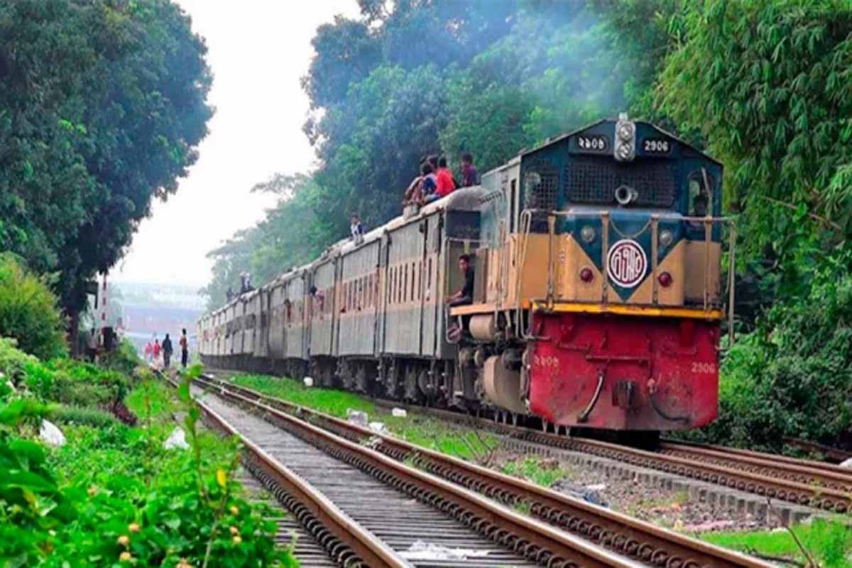 ট্রেনের ভাড়া আপাতত বাড়ছে না: রেলমন্ত্রী