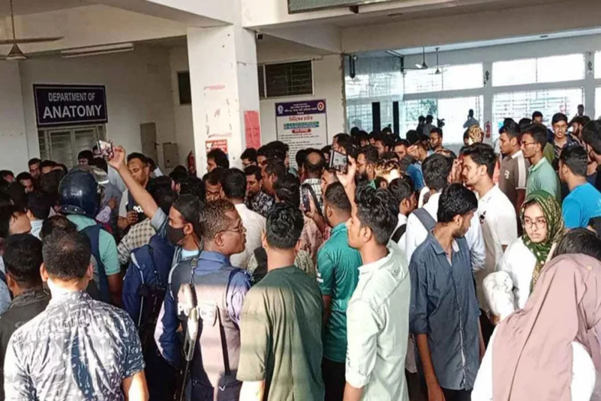 সিরাজগঞ্জে মেডিকেল কলেজে শিক্ষার্থীর গায়ে গুলি চালালেন শিক্ষক