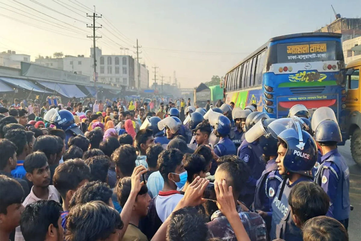 নতুন কাঠামোতে বেতনের দাবিতে গাজীপুরে শ্রমিকদের বিক্ষোভ
