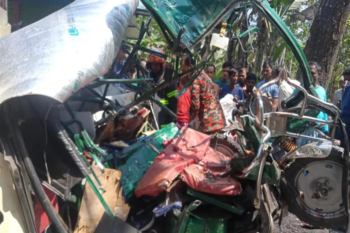 পিরোজপুরে বাস-ইজিবাইক-মোটরসাইকেলের ত্রিমুখী সংঘর্ষে সাতজনের মৃত্যু