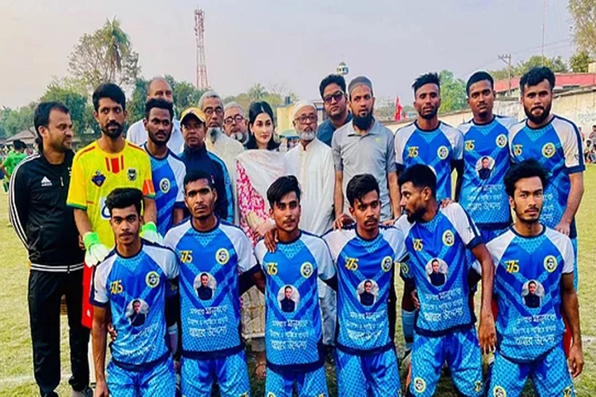 সাকিব আসতে পারেননি, মাঠে শিশির