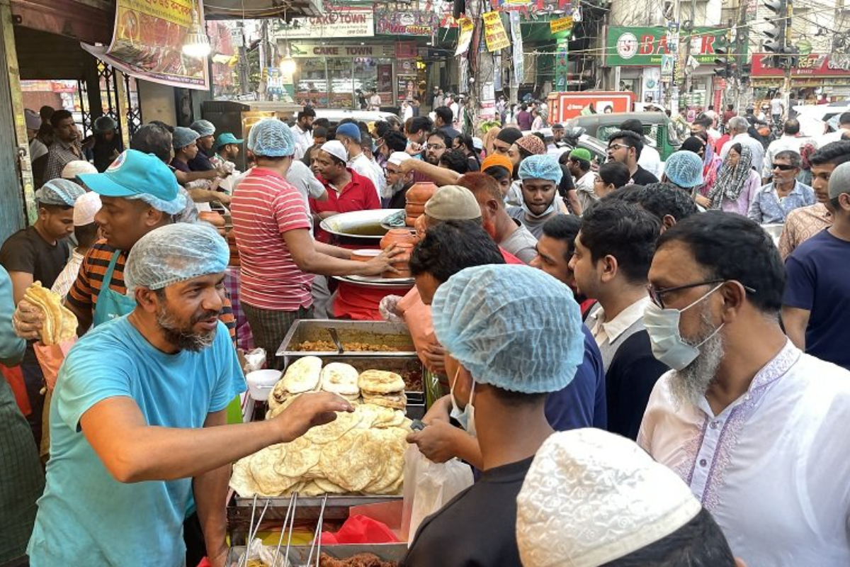 আগুনে পোড়া গন্ধ ভুলে বাহারি ইফতার কিনতে সরব বেইলি রোড