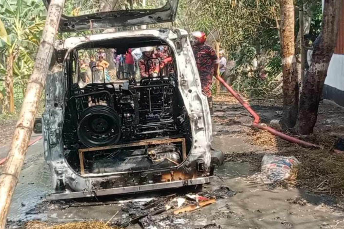 নড়াইলে কলাই পেঁচিয়ে উপজেলা চেয়ারম্যান প্রার্থীর গাড়ি পুঁড়ে ছাই!