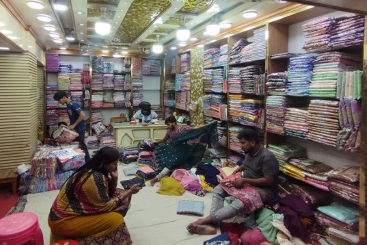 ১৫ রোজার পরও ইসলামপুরে কাপড়ের ব্যবসায় মন্দা