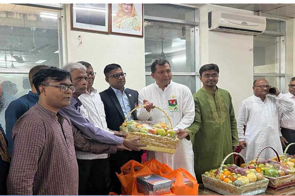 যুদ্ধাহত ও শহীদ মুক্তিযোদ্ধা পরিবারে ফল-মিষ্টি পাঠালেন প্রধানমন্ত্রী