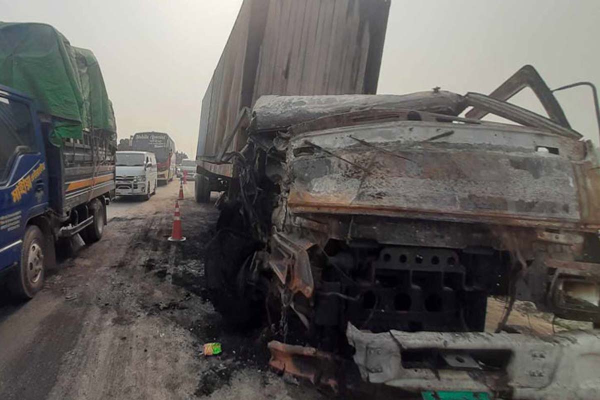 টাঙ্গাইলে লরি-কাভার্ডভ্যানের মুখোমুখি সংঘর্ষে নিহত ১
