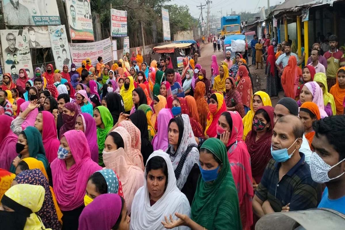 গাজীপুরে বকেয়া বেতনের দাবিতে পোশাক শ্রমিকদের বিক্ষোভ