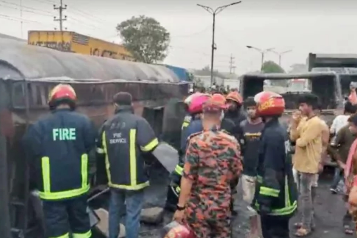 সাভারে তেলের লরি উল্টে আগুন: মৃতের সংখ্যা বেড়ে ৪