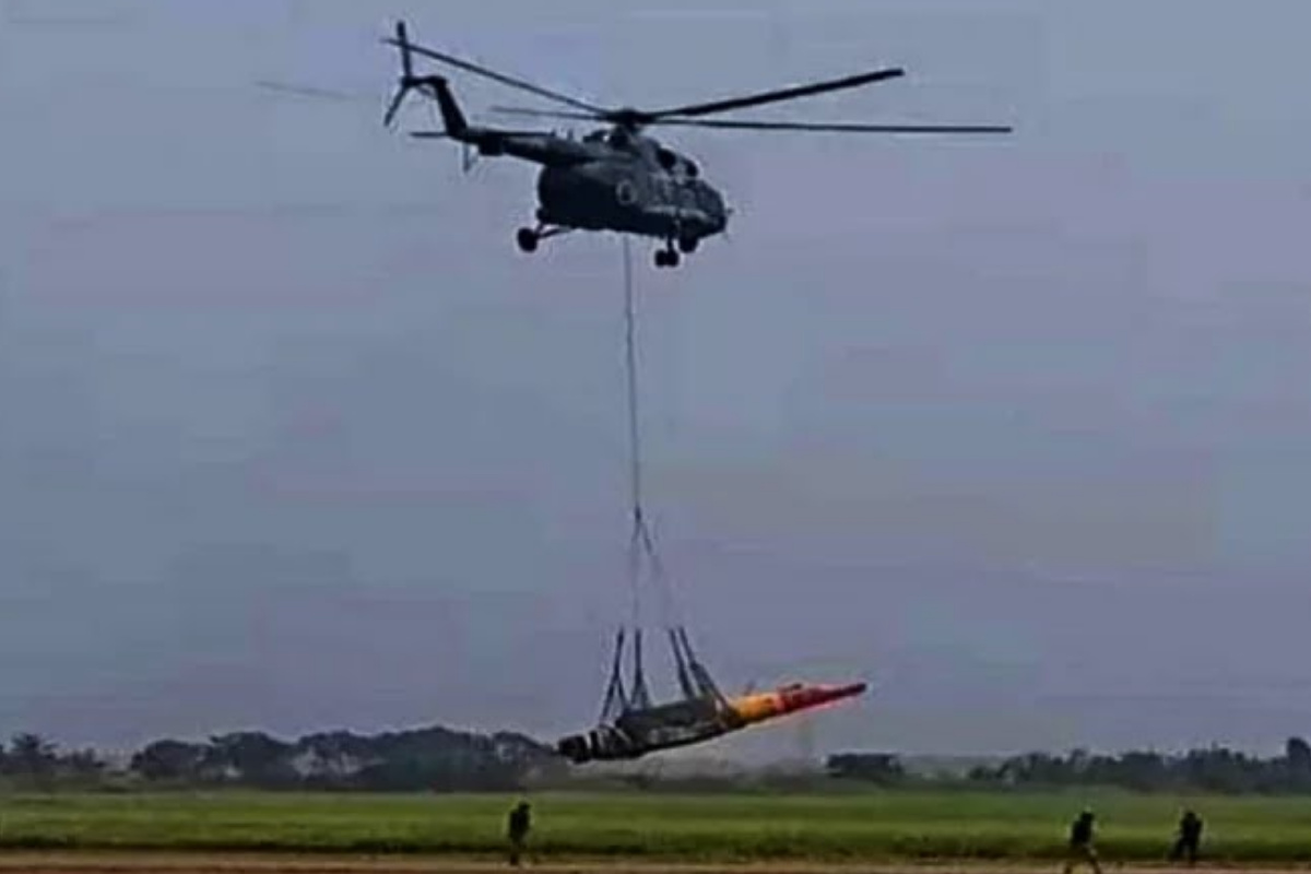 ধানক্ষেতে আছড়ে পড়া বিমানটি নেওয়া হলো যশোর বিমান ঘাঁটিতে
